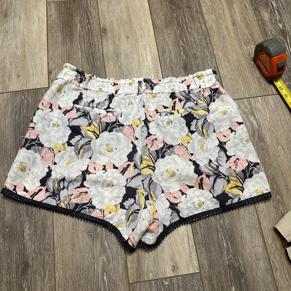 🛍️ Loft floral shorts excellent condition.